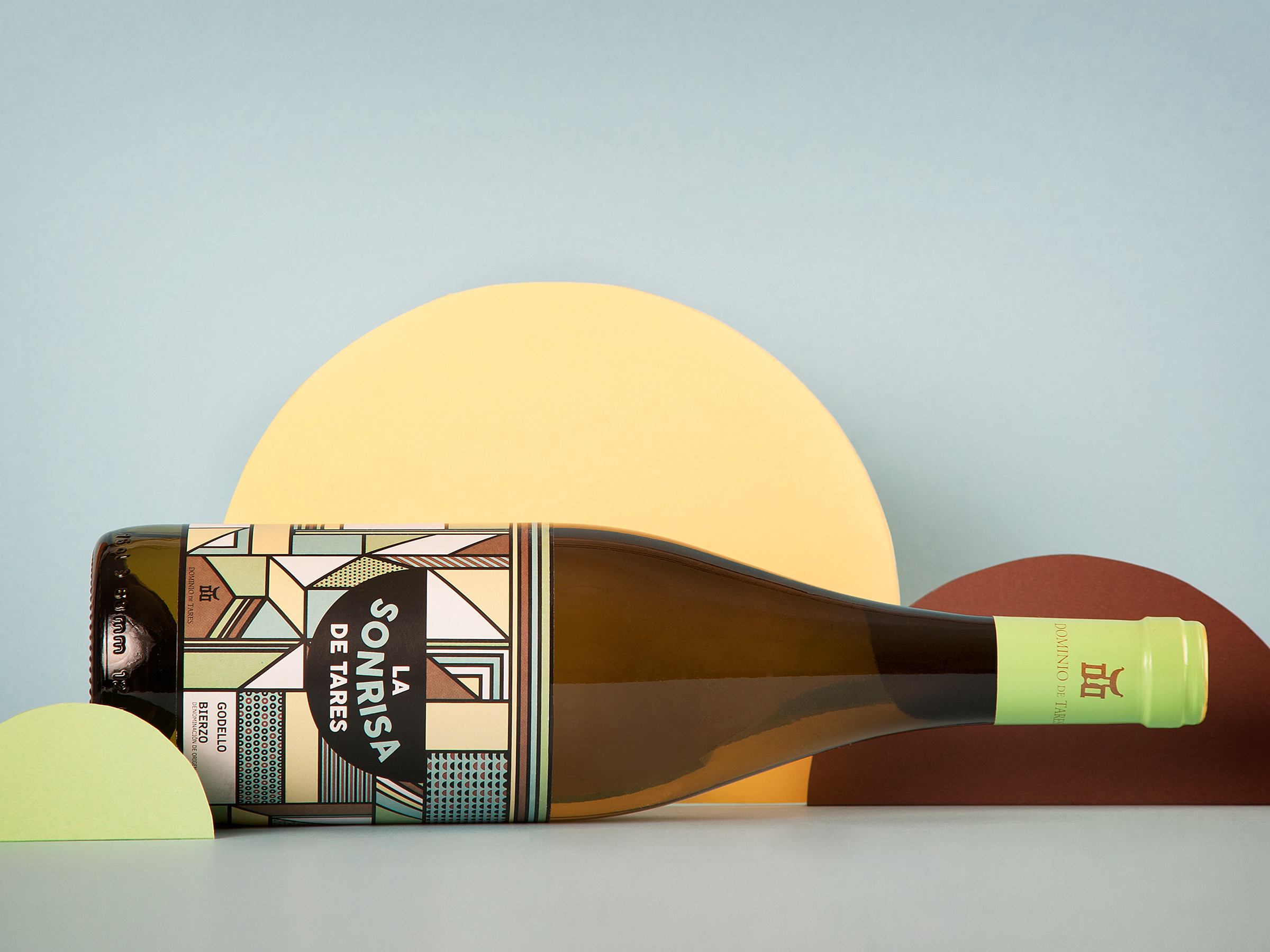 La Sonrisa de Tares White Wine | Dieline - Design, Branding & Packaging ...