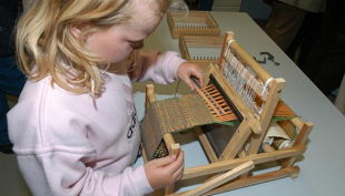 eus kind am miniwebstuhl klein