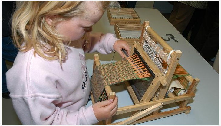 eus kind am miniwebstuhl klein