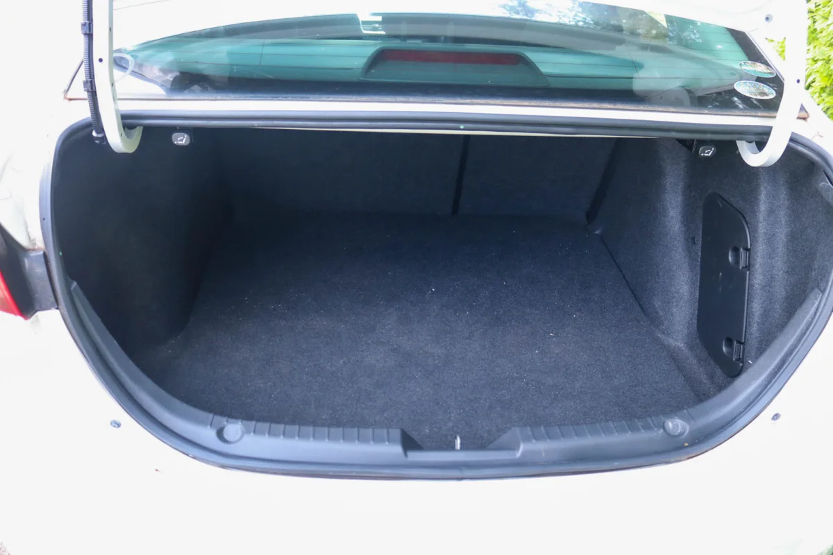 2016 Mazda Axela — Royal Max Motors — photo 7 of 14