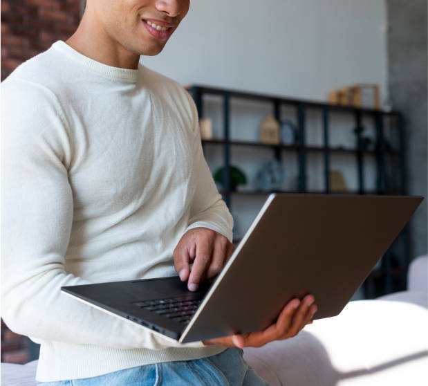 hombre usando laptop