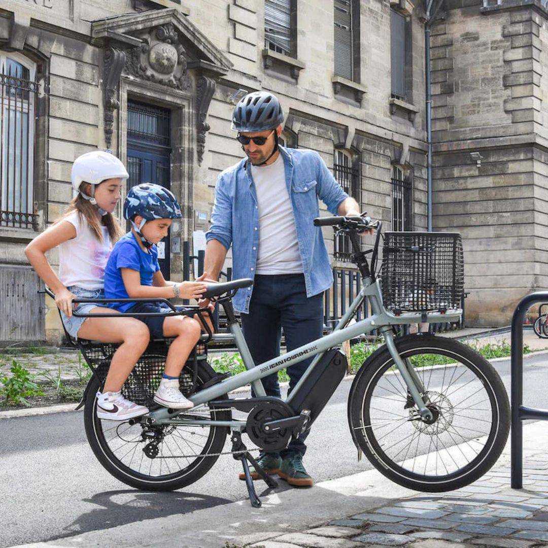 Couple ayant louer un vélo électrique shiftbikes