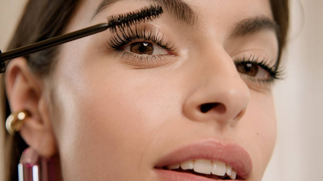 application de mascara noir pour un regard intense