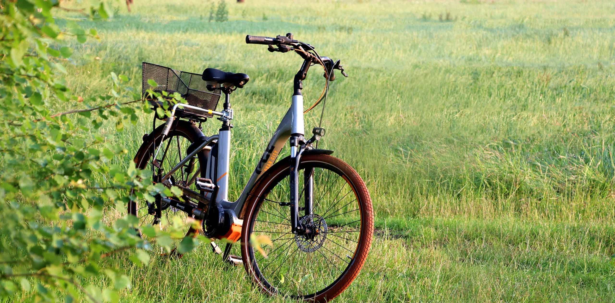 Imagen de recurso de una e-bike aparcada.