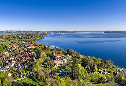  Starnberg
- Auch in malerischen Umgebungen wie dem Fünf Seen Land ist der erfolgreiche Immobilienverkauf in Eigenregie kein Selbstverständnis; ein Immobilienmakler hingegen weiß die Vorzüge Ihrer Immobilie gezielt zu vermarkten.