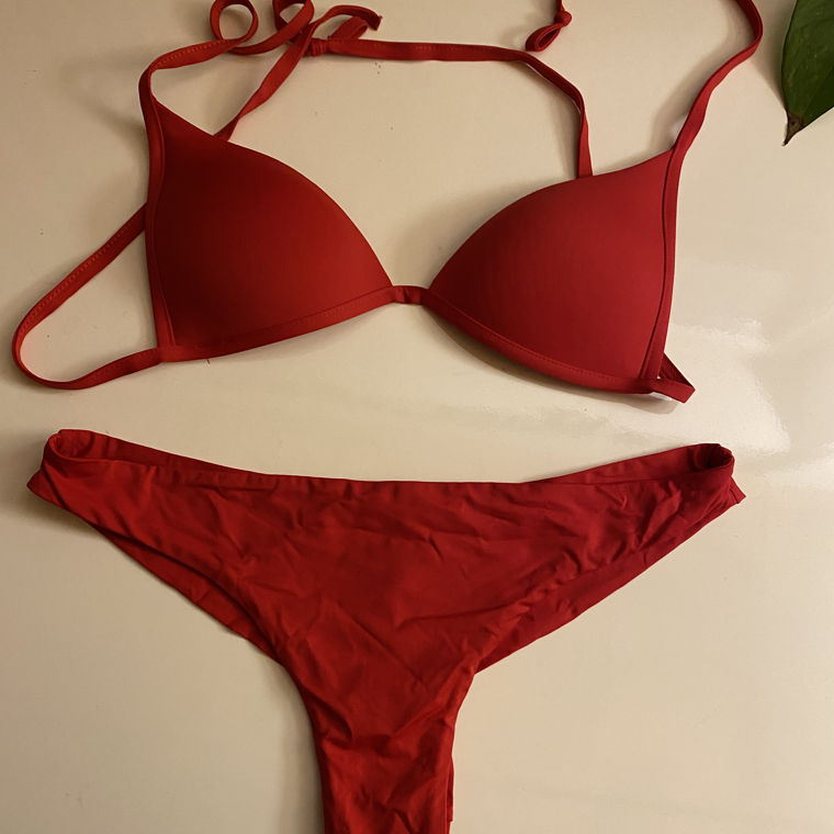 Rotes Bikini mit Unterteil
