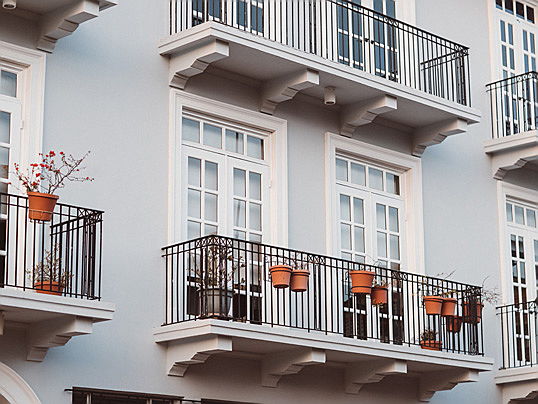  Berlin
- Helles Mehrfamilienhaus mit Balkonen