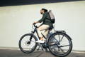Homme sur velo electrique de ville