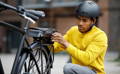 Gazelle Paris C7 elektrische stadsfiets met lage instap, afgebeeld in zijaanzicht op neutrale achtergrond, met Bosch middenmotor, gesloten kettingkast, verende voorvork en zadelpen, MIK-bagagedrager en spatborden – gericht op comfortabel dagelijks gebruik en woon-werkverkeer.