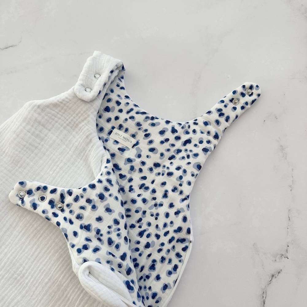 Ring Sling porte-bébé élégant de la marque suisse Joli Nous, un accessoire premium pour bébé, alliant design raffiné et qualité exceptionnelle