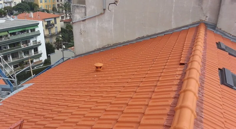 Pose de tuiles de Marseille à Nice Nord — CEG TOITURE, couvreur à Nice