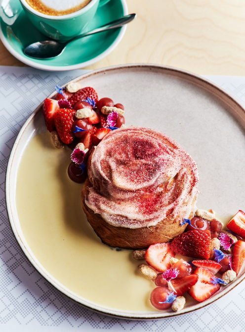 Brioches à la rhubarbe et aux fraises, crème anglaise au mélilot
