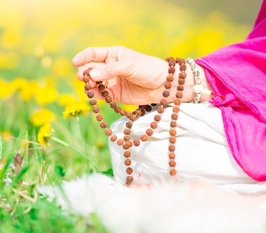 Découvrez comment équilibrer vos chakras avec des mantras puissants. Apprenez à harmoniser ces centres d'énergie pour améliorer votre bien-être physique et émotionnel. Transformez votre vie en vous reconnectant avec vos chakras.