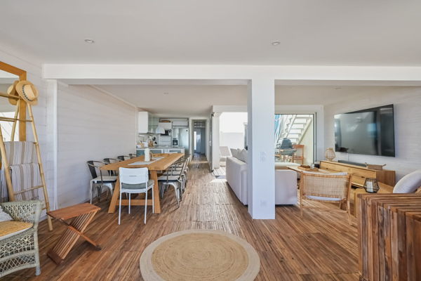 Villa Carnon salle  a manger salon