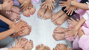 spa party lackierte fuß und handnägel im kreis