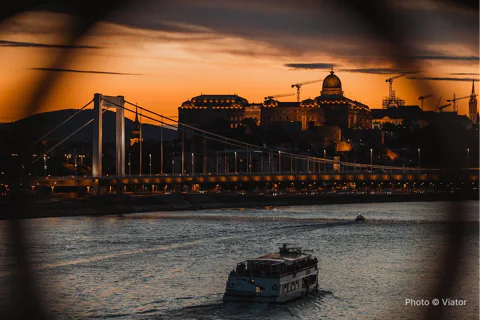 Evening Danube Sightseeing Cruise in Budapest with Drink