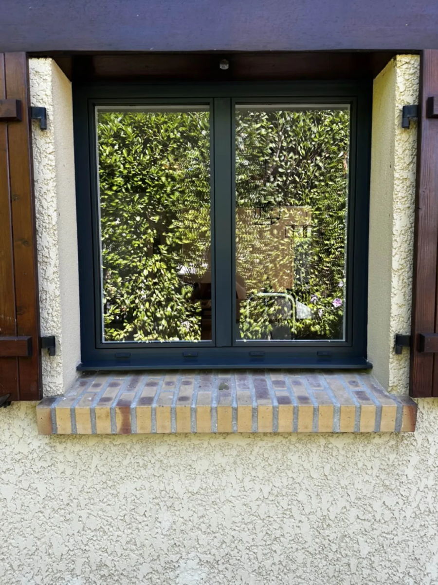 Porte-fenêtre aluminium anthracite à profilés fins — photo 3