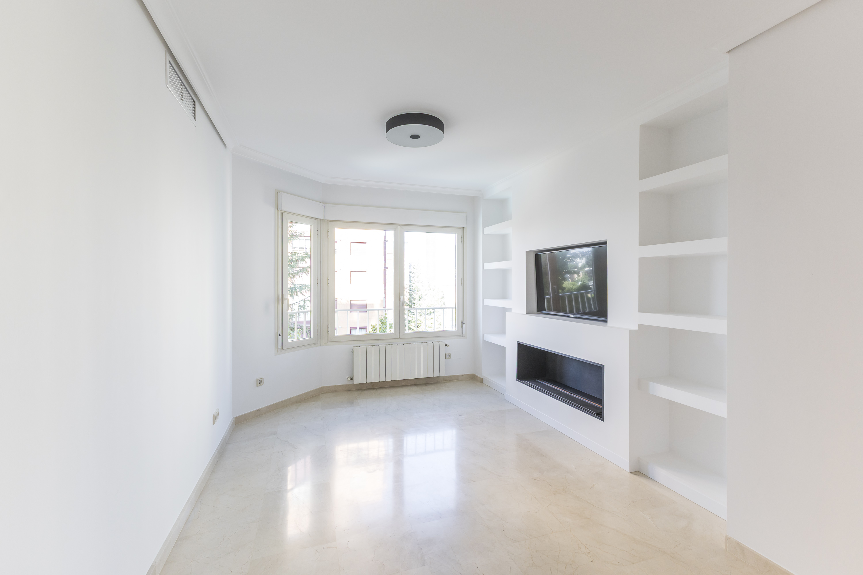 Bright 2-bedroom apartment with pool, garage and green areas - Image 3