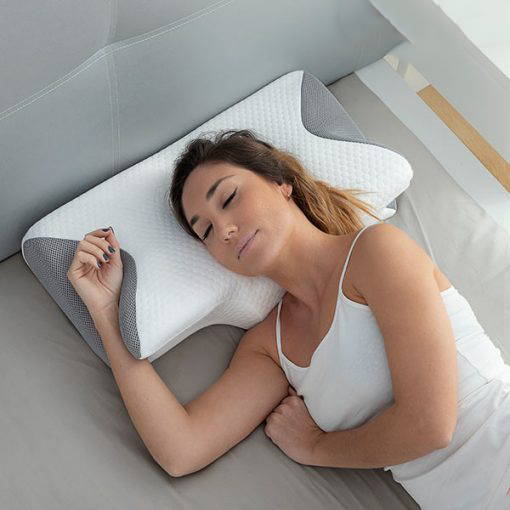 Femme utilisant notre coussin entre les jambes pour dormir