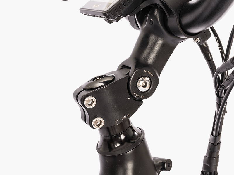 With an adjustable stem you can adjust the position of the handlebar. This way you can customize and influence the final sitting posture on the Nero as desired.