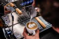 Cappuccino-bei-der-zubereitung.unbound