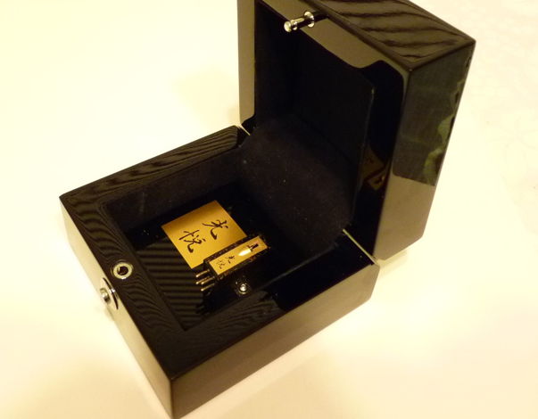 Koetsu Urushi Black Custom phono cartridge LOMC