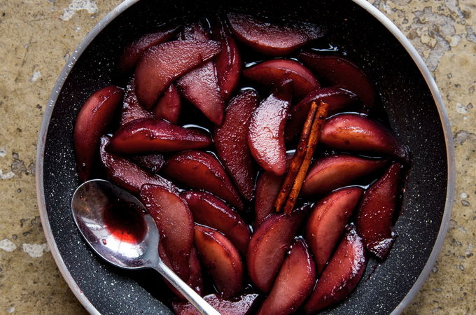 Poires braisées au vin rouge
