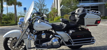 2006 HARLEY-DAVIDSON FLHR ROAD KING (LUX COLORS) motorcycle for rent near Plantation, FL