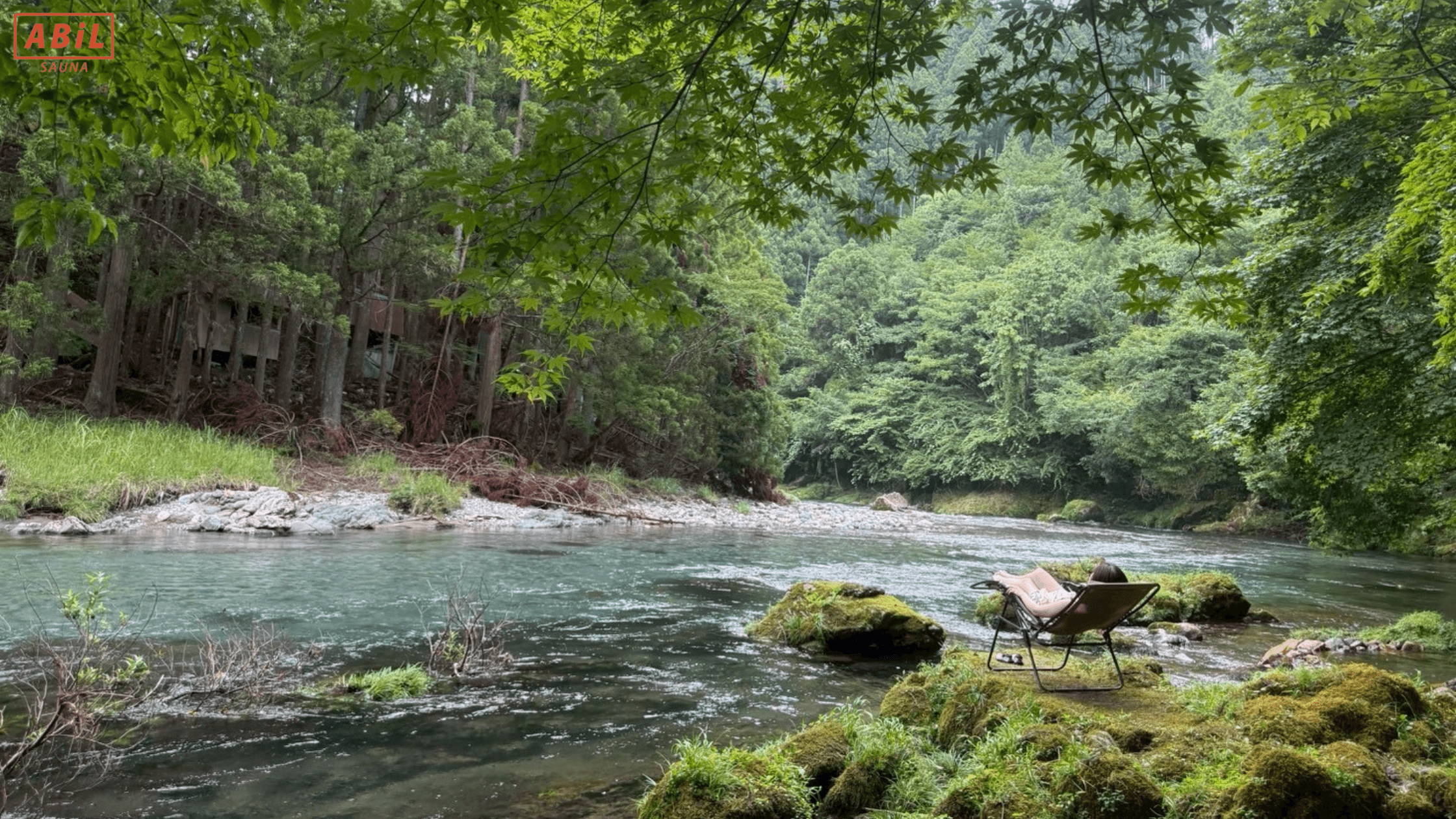 川のせせらぎを聞きながら外気浴ベンチでととのう様子