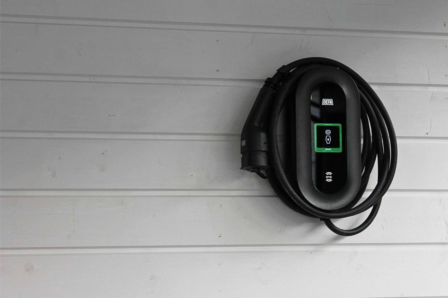 DEFA Power asennettuna seinällä.