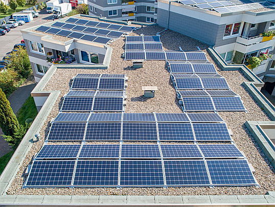  Mönchengladbach
- Solaranlage auf dem Dach eines Mehrfamilienhauses