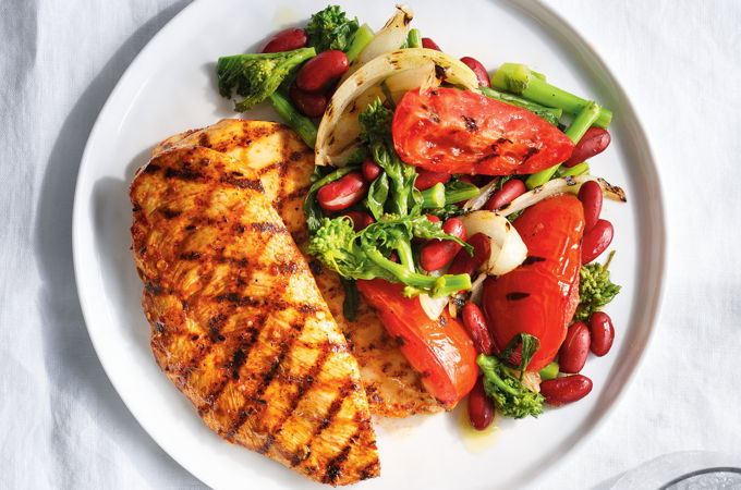 Salade de haricots rouges aux rapinis et escalopes de poulet grillées