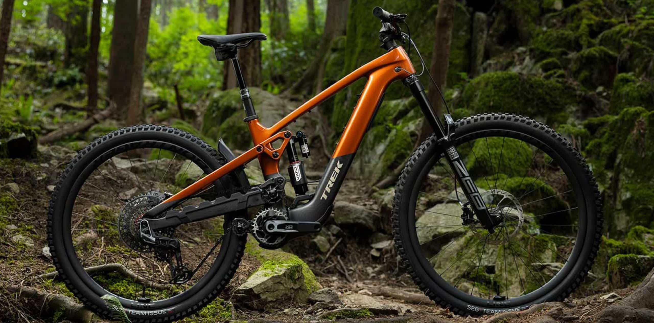 mujer en ruta de bicicleta reacondicionada electrica de montaña viendo el panorama