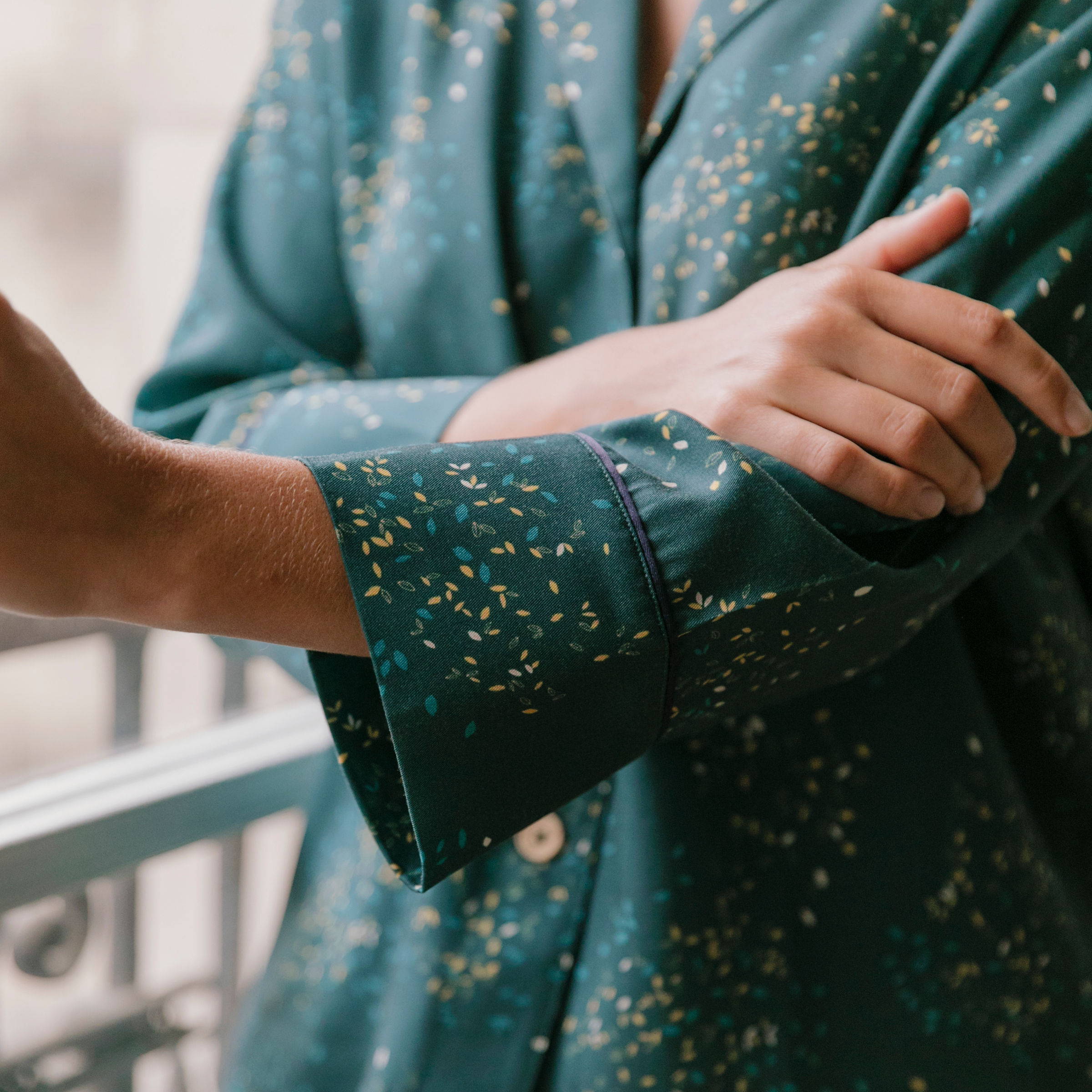 Nêge Paris - Pyjama Rue des Etoiles chemise pantalon vert profond habillé de lueurs orange et dorées