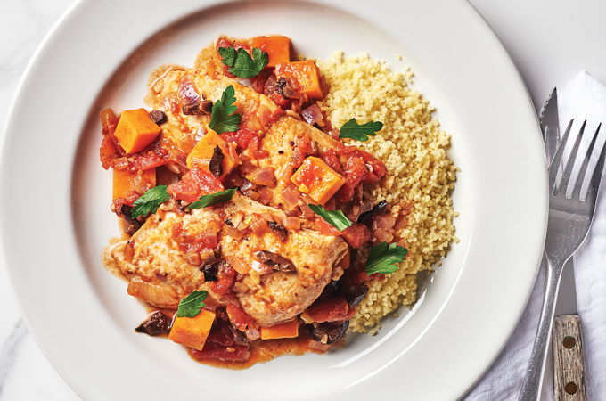 <i>One pot</i> d’escalopes de poulet, de patate douce et d’olives