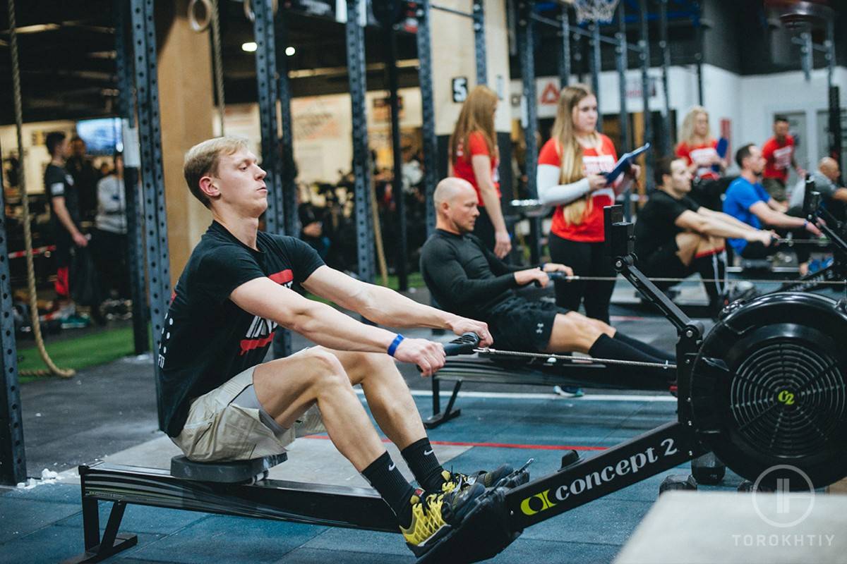 WBCM Man does rowing machine exercises