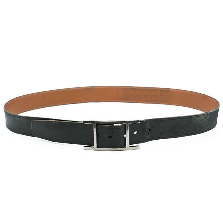 Un artisan pour la réparation des ceinture Hermès