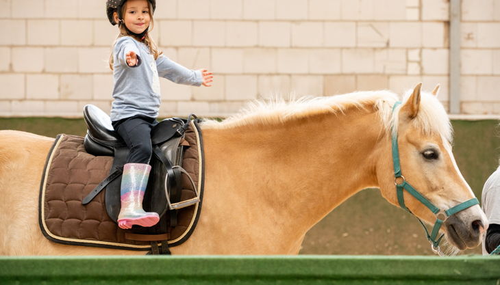 ponyreiten in der halle