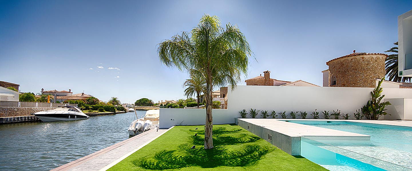  Empuriabrava
- After a personal first appointment to sell your high-quality property in Empuriabrava, you will be convinced of the excellent quality of our sales service.