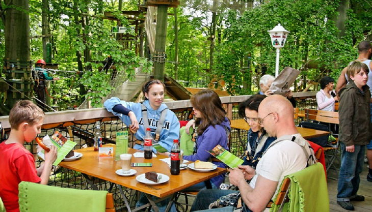 abenteuerpark potsdam sonnenterrasse mit blick in den kletterwald