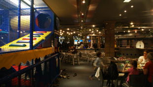 kletterbereich und café restaurant