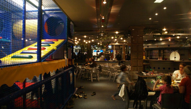 kletterbereich und café restaurant