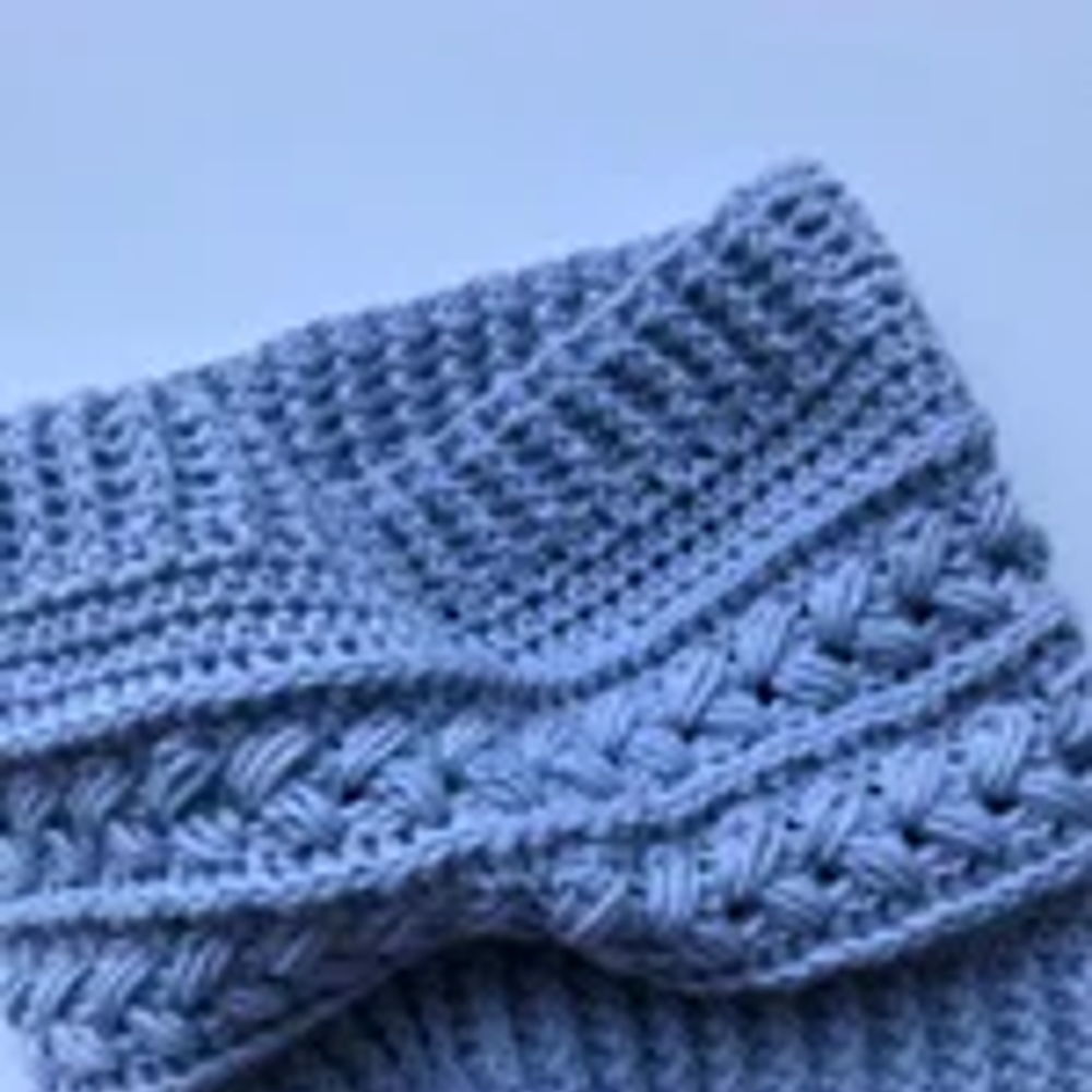 Crochet pattern cowl with beautiful and sturdy stitches