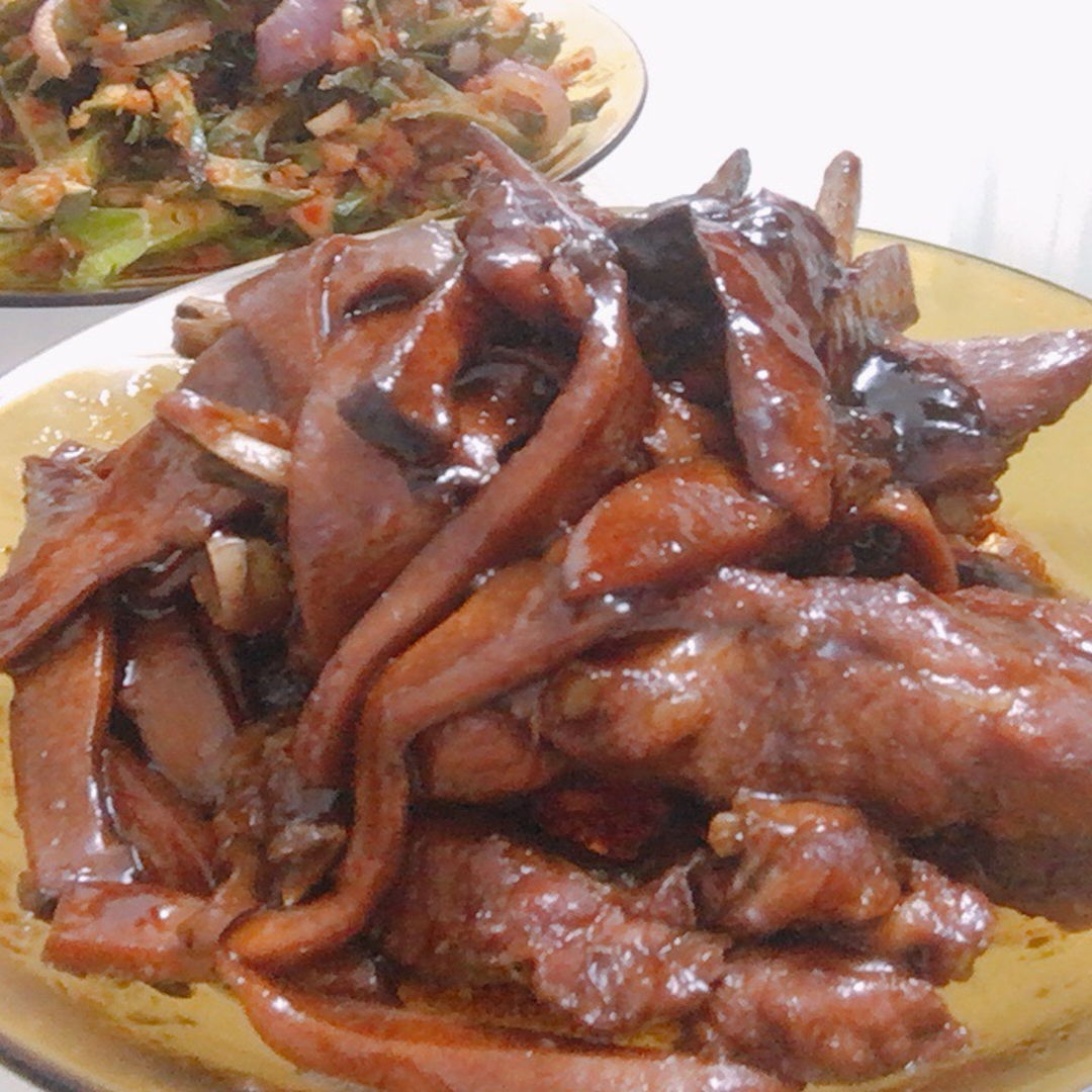 Garlic pork ribs. Usually this dish is without  king oyster mushrooms . I add on. Slurp.