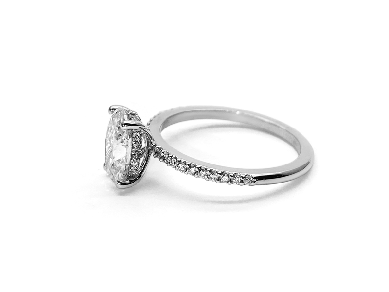 Semi-eternity ring in white gold with princess diamond.