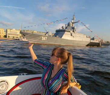 Просмотр военных кораблей в День ВМФ с борта индивидуального катера
