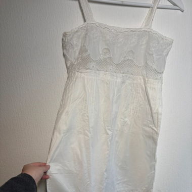 Robe blanche brodée