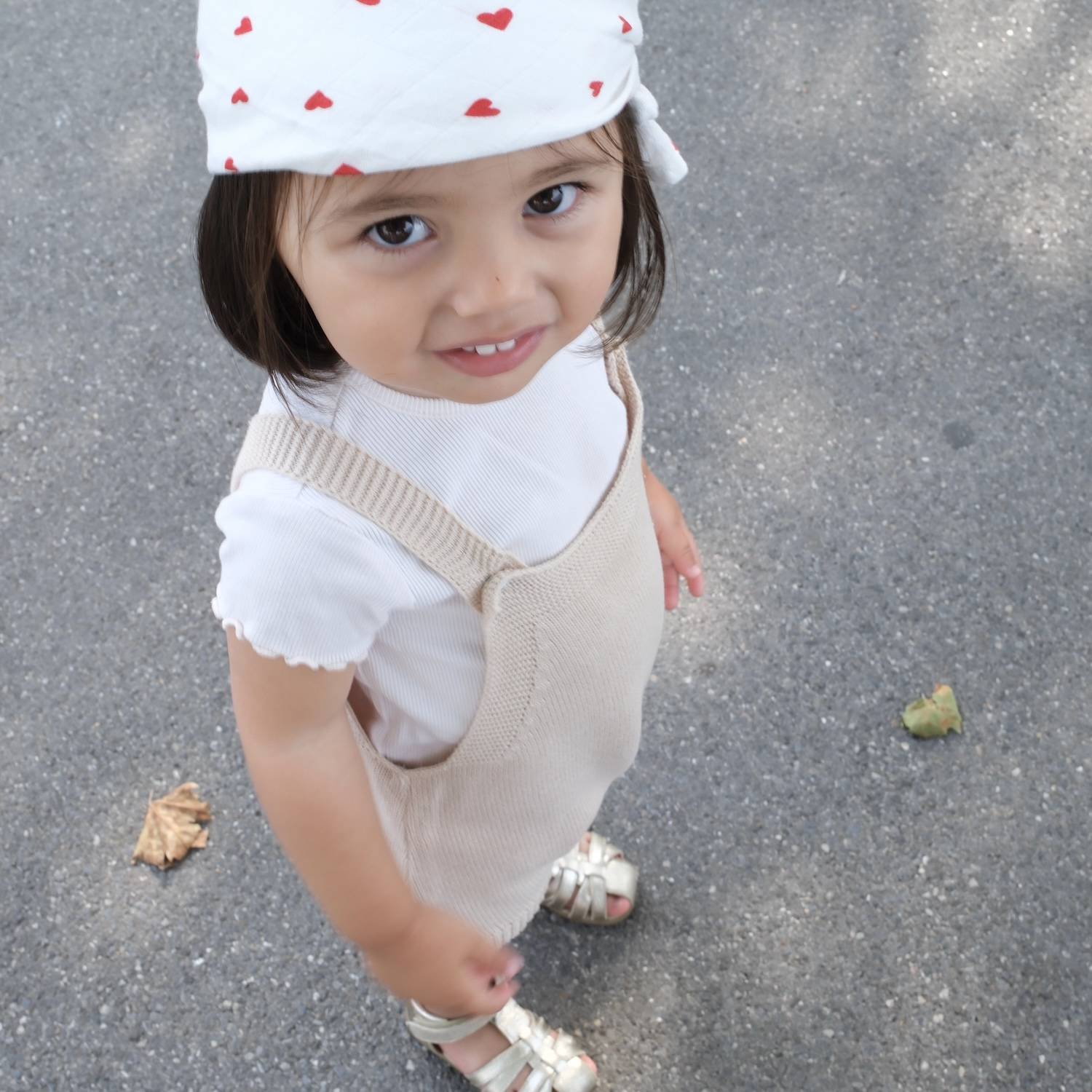 Barboteuse bébé romper raffiné adorable coeurs rouges pour bébé et enfant, en coton doux et bambou et respirant, certifié OEKO-TEX, idéal pour compléter une tenue d’enfant chic et confortable fraises rouges et blanches