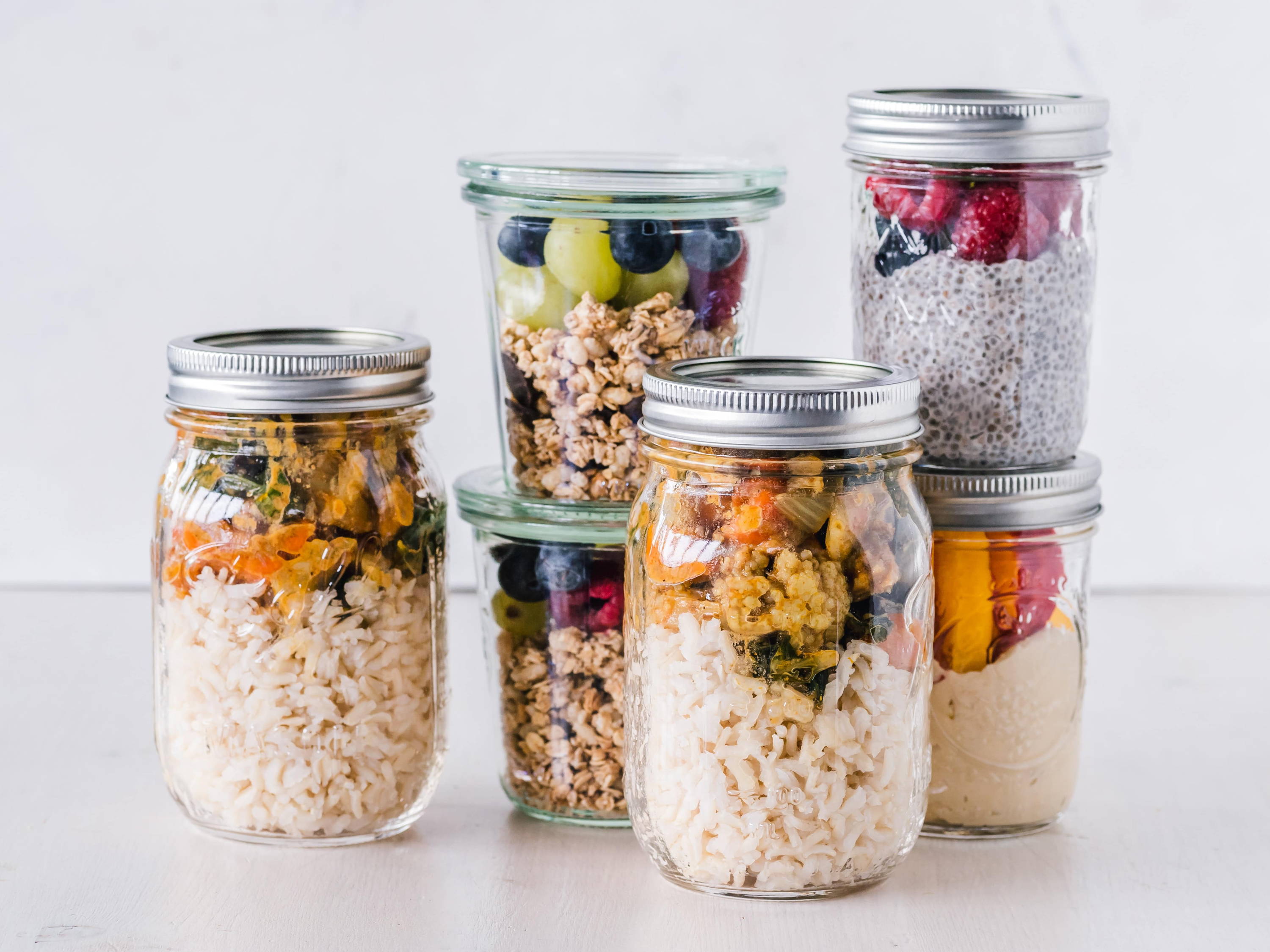 Pre-made healthy breakfast and lunch bowls full of oats and fruits to help build collagen