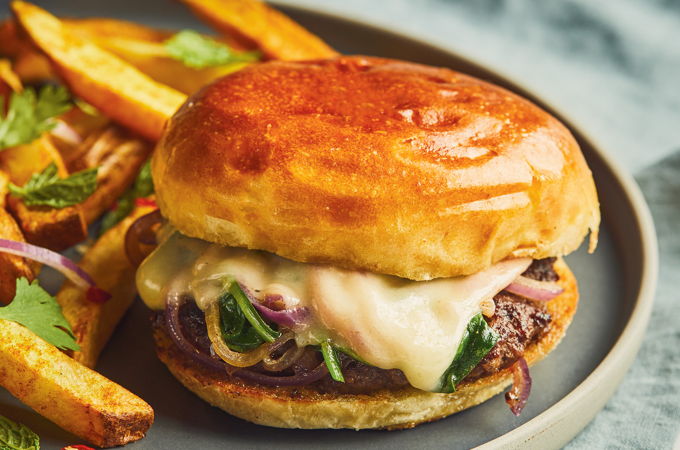 Smash burgers aux oignons, aux épinards et au garam masala